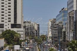 Image du Maroc Professionnelle de  Le prolongement de l'avenue Hassan II vers le sud rejoint le Boulevard Abdelmoumen qui presque comme tous les quartiers de Casablanca subit une transformation radicale. De part et d’autre du Boulevard Zerktouni, le nouveau quartier d’affaires de Casablanca, où les sièges d'une grande partie des plus importants groupes financiers du pays, banques, assurances, groupes de crédit ont élus domicile loin des encombrements quotidiens du centre-ville, Lundi 6 Juillet 2009. (Photo / Abdeljalil Bounhar) 